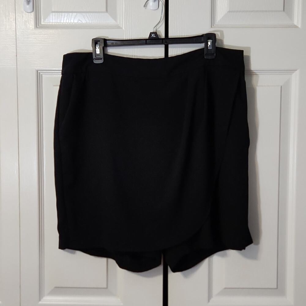 Liz Claiborne Women's Black Shorts/Skort Size 16T Pockets Stretch Wrap Academia